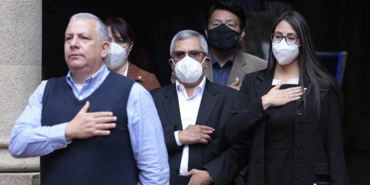 Autoridades y personal del Mingob rinden homenaje a Guatemala