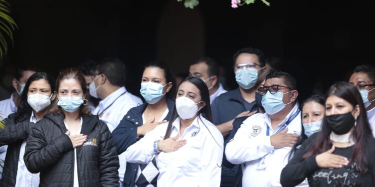 Autoridades y personal del Mingob rinden homenaje a Guatemala