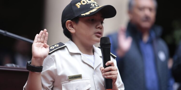 Autoridades y personal del Mingob rinden homenaje a Guatemala