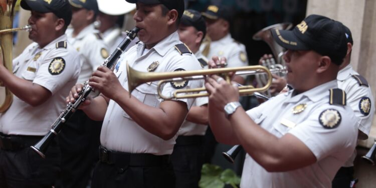 Autoridades y personal del Mingob rinden homenaje a Guatemala