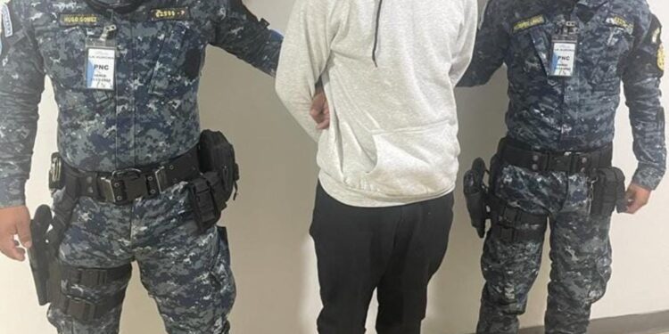 Dipafront y SGAIA capturan a dos personas en el aeropuerto por distintos delitos