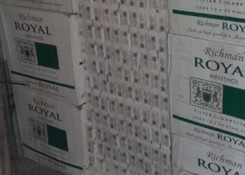 Localizan miles de cigarrillos en compartimiento oculto dentro de camión