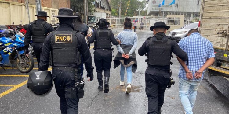 Presuntos asaltantes capturados en bus de transporte colectivo