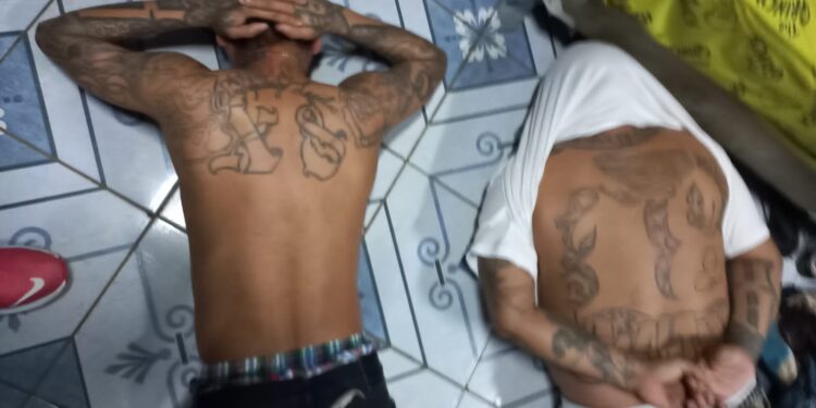Ejecutan allanamientos para desarticular una banda criminal de extorsionistas