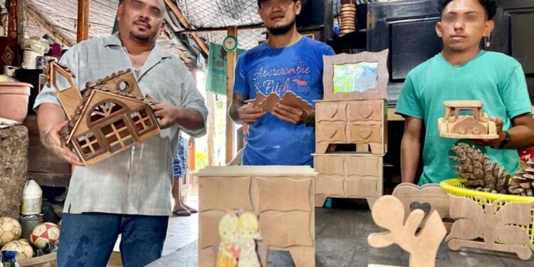Promueven reinserción de reos por medio taller de carpintería