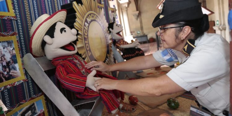 Altares Cívicos engalanan pasillos del Mingob