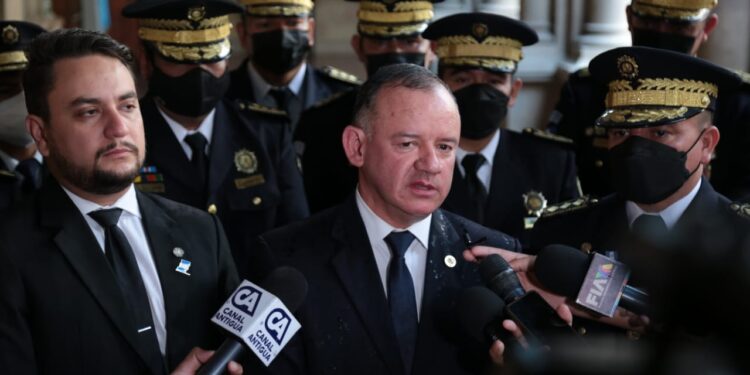 Rinden homenaje póstumo al agente que entregó su vida por la patria