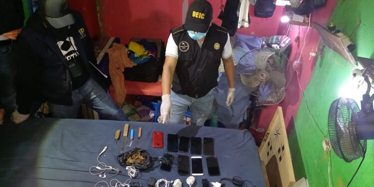 Incautan celulares y objetos punzocortantes en requisa