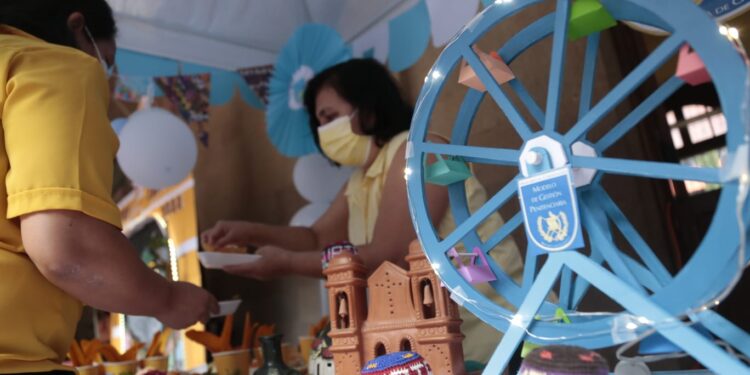 Altares Cívicos engalanan pasillos del Mingob