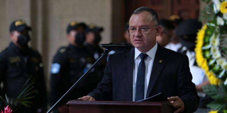 Rinden homenaje póstumo al agente que entregó su vida por la patria