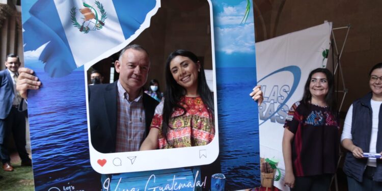 Altares Cívicos engalanan pasillos del Mingob