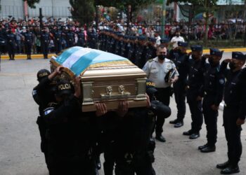Rinden homenaje póstumo al agente que entregó su vida por la patria