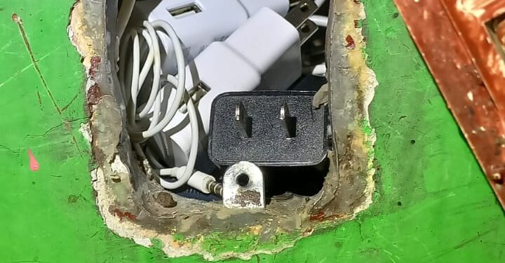 Incautan celulares y objetos punzocortantes en requisa