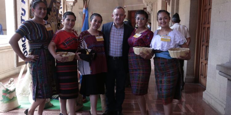 Altares Cívicos engalanan pasillos del Mingob
