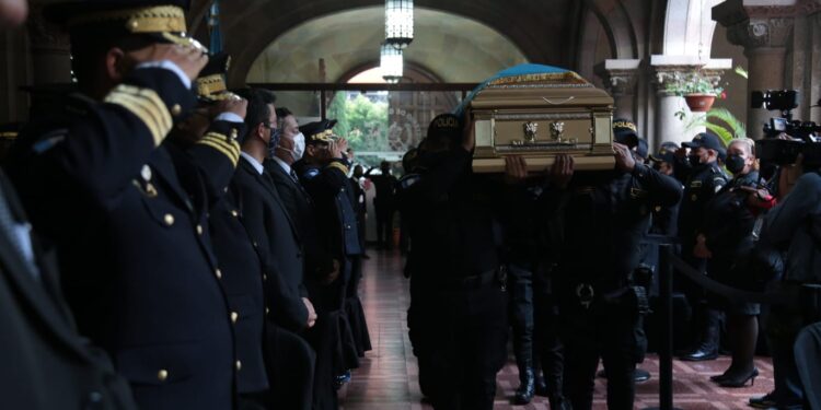 Rinden homenaje póstumo al agente que entregó su vida por la patria