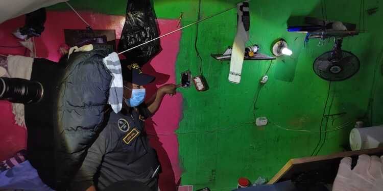 Incautan celulares y objetos punzocortantes en requisa