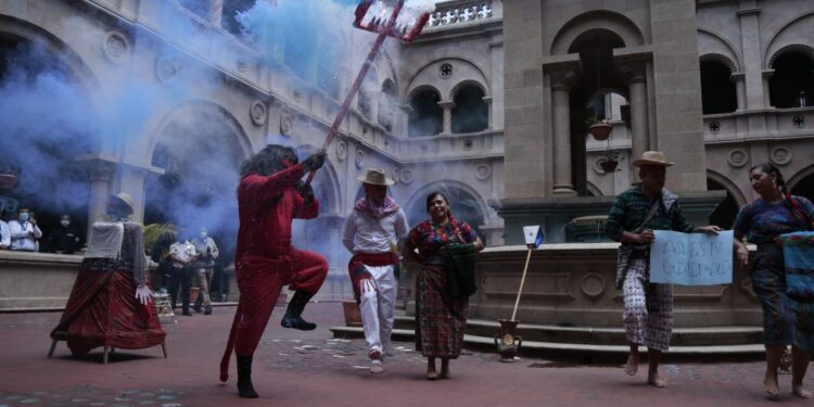 Altares Cívicos engalanan pasillos del Mingob