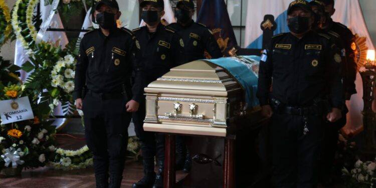 Rinden homenaje póstumo al agente que entregó su vida por la patria