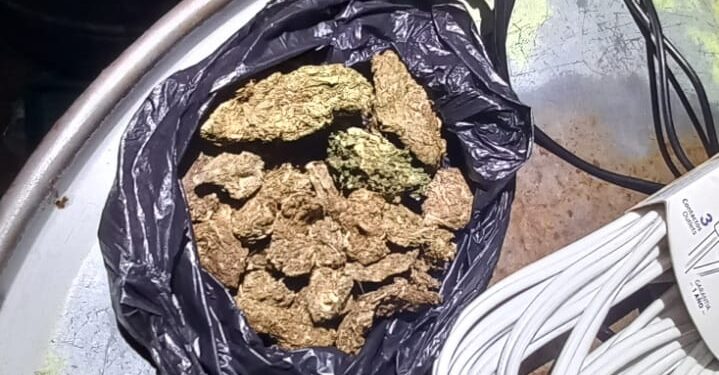 Incautan celulares y objetos punzocortantes en requisa