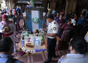 Altares Cívicos engalanan pasillos del Mingob