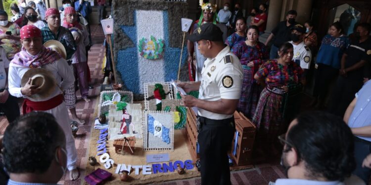 Altares Cívicos engalanan pasillos del Mingob