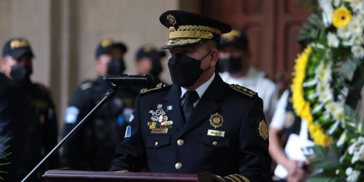 Rinden homenaje póstumo al agente que entregó su vida por la patria