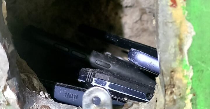 Incautan celulares y objetos punzocortantes en requisa