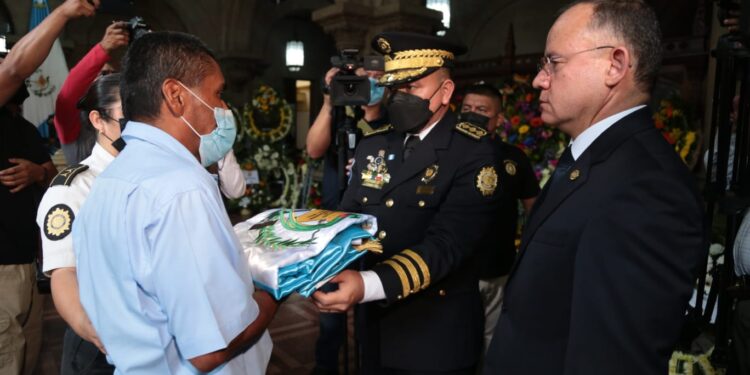 Rinden homenaje póstumo al agente que entregó su vida por la patria