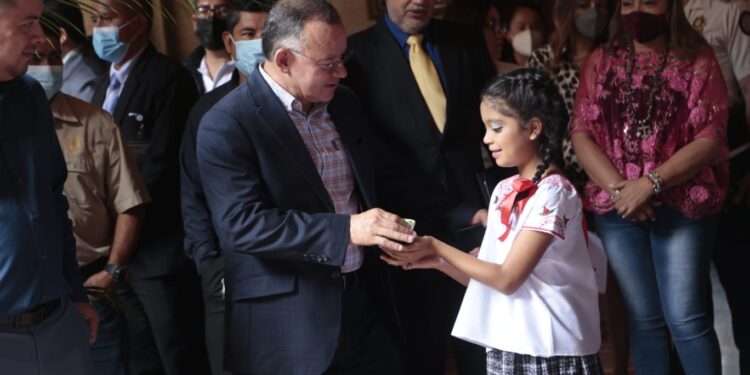 Altares Cívicos engalanan pasillos del Mingob