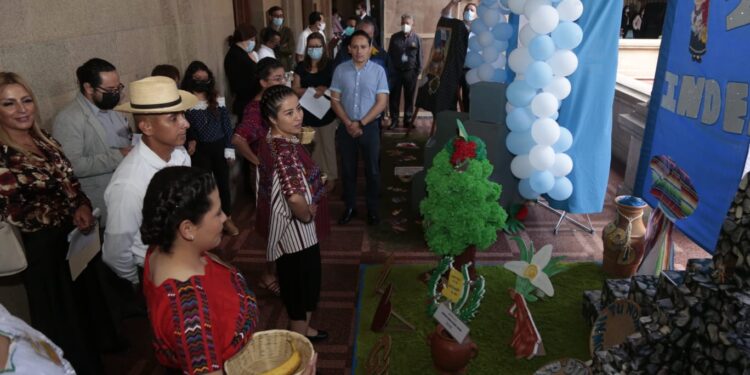 Altares Cívicos engalanan pasillos del Mingob