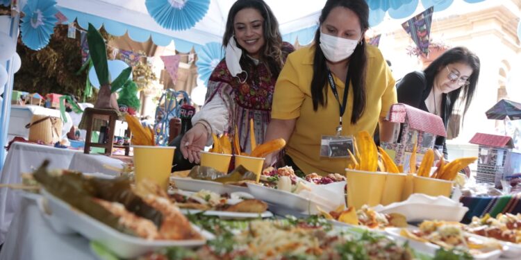 Altares Cívicos engalanan pasillos del Mingob