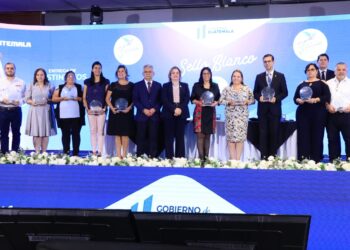 Gobierno entrega distintivos “Sello Blanco” a pequeños y medianos productores