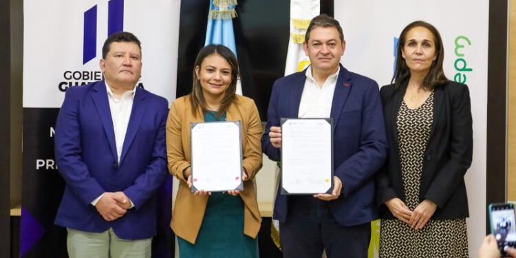 Mintrab y EEGSA firman convenio para inclusión de personas con discapacidad