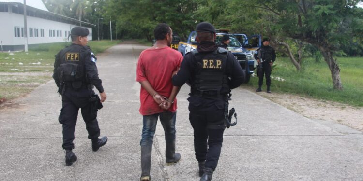 Unidades policiales rescatan a una menor que convivía con adulto de 41 años