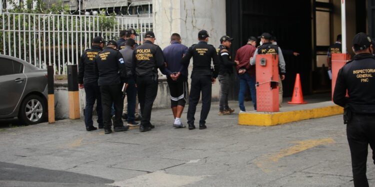 Inspectoría General da cumplimiento a órdenes de captura contra agentes policiales