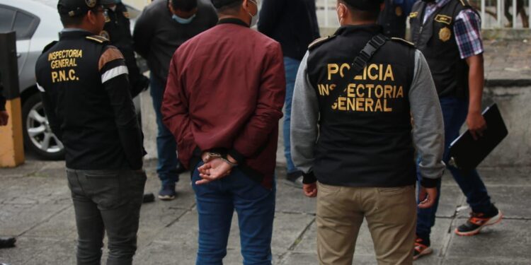 Inspectoría General da cumplimiento a órdenes de captura contra agentes policiales