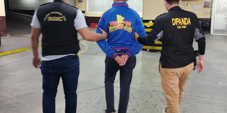 Investigadores sorprende a extorsionista recibiendo dinero