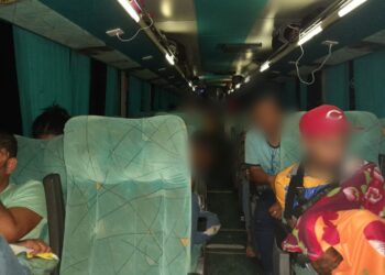 Piloto de autobús detenido por traslado de migrantes