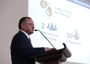 Ministro Barrientos presenta a embajadores y cónsules del país agenda de seguridad