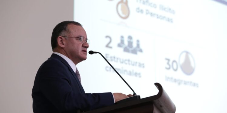 Ministro Barrientos presenta a embajadores y cónsules del país agenda de seguridad