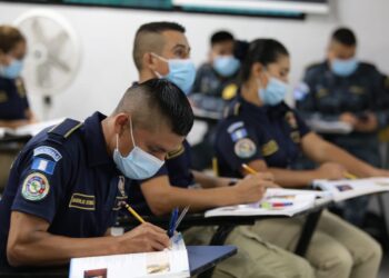 Personal policial reconoce el trabajo de la cartera del Interior
