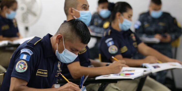 Personal policial reconoce el trabajo de la cartera del Interior