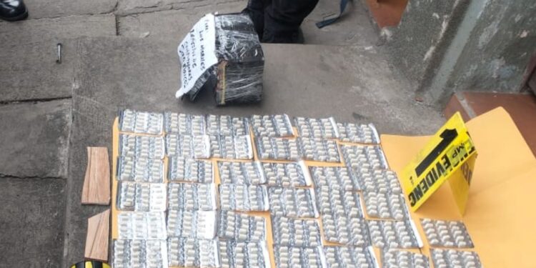 Capturan a una persona por traslado de piedras de crack dentro de su automóvil