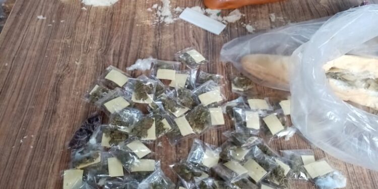 Guardia penitenciaria localiza droga dentro de pan