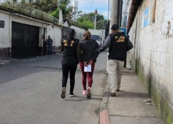 Capturan a encargada de predio por esconder furgón robado