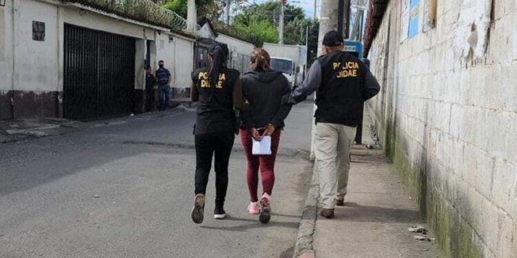 Capturan a encargada de predio por esconder furgón robado