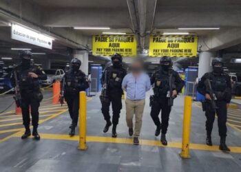 Autoridades detienen en el Aeropuerto La Aurora a extraditable vinculado al narcotráfico
