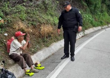 Institución Policial apoya a ciudadano de 82 años en Sololá