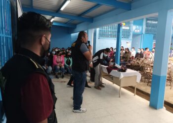 Padres de familia reciben charlas preventivas sobre la extorsión