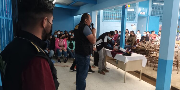 Padres de familia reciben charlas preventivas sobre la extorsión